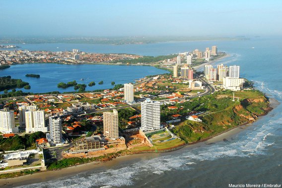 A praia da Areia está localizada a 4 Km do centro de São Luís. Por ser perto do centro e ter um fácil acesso recebe vários visitantes. Encontra-se por lá o Iate Clube e o Forte de Santo Antônio. Nos final de semanas funcionam muitos clubes de Reggae. Poss