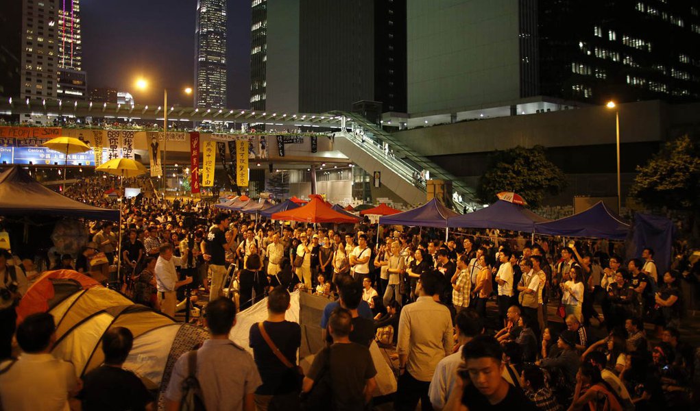 Manifestantes prÃ³-democracia se aglomeram na regiÃ£o central de Hong Kong. 10/10/2014.  REUTERS/Carlos Barria