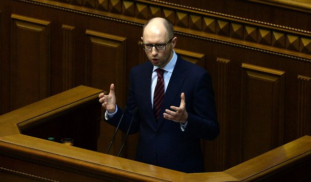 (140227) -- KIEV, febrero 27, 2014 (Xinhua) -- El nuevo primer ministro de Ucrania, Arseny Yatsenyuk, pronuncia un discurso en el Parlamento en Kiev, capital de Ucrania, el 27 de febrero de 2014. El Parlamento de Ucrania aprobó el jueves a Arseny Yatsenyu