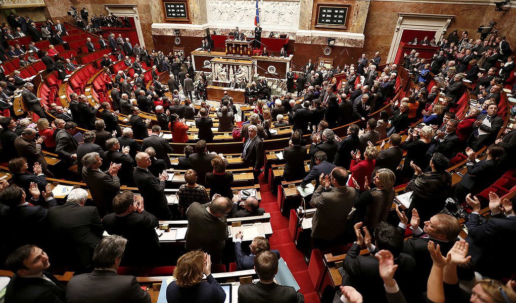 Parlamentares aplaudem apÃ³s a divulgaÃ§Ã£o do resultado da votaÃ§Ã£o pelo reconhecimento do Estado palestino,  no Parlamento, em Paris, na FranÃ§a, nesta terÃ§a-feira. 02/12/2014 REUTERS/Charles Platiau