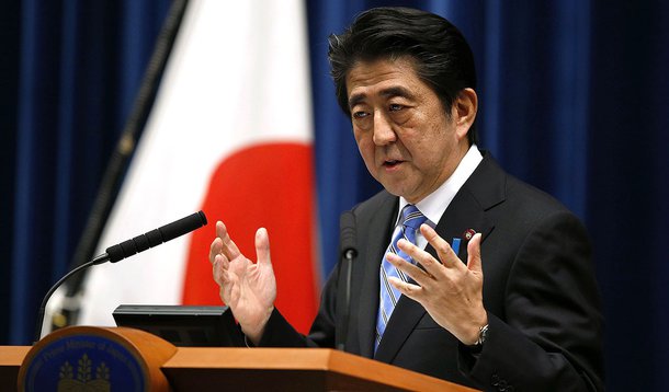 Primeiro-ministro do JapÃ£o, Shinzo Abe, durante coletiva de imprensa em TÃ³quio. 18/11/2014. REUTERS/Toru Hanai