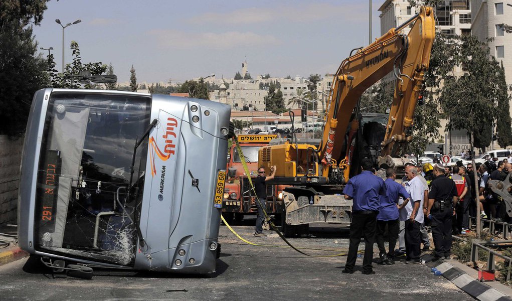 Ã”nibus tombado por uma escavadeira em JerusalÃ©m. 4/08/2014. REUTERS/Ammar Awad