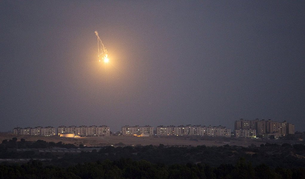 Chama brilha sobre o norte da Faixa de Gaza, na regiÃ£o da fronteira, nesta segunda-feira. 14/07/2014 REUTERS/Amir Cohen