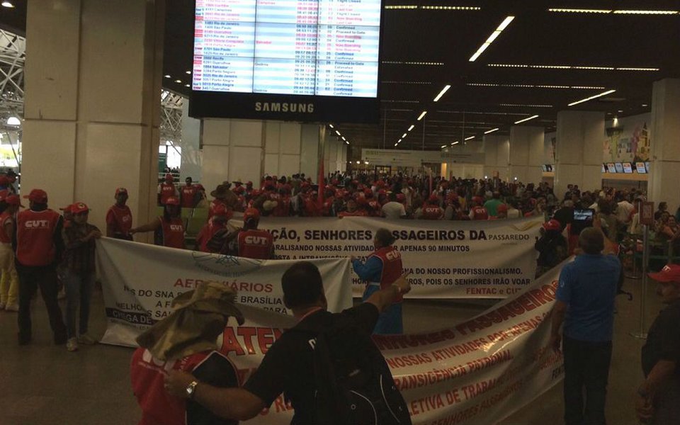 Manifestantes se concentram no saguão do aeroporto de Brasília