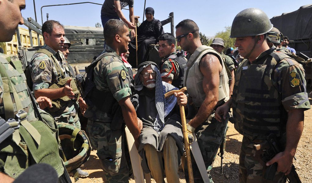 Soldados libaneses ajudam refugiados sÃ­ria a se retirarem de Arsal, cidade na fronteira com a SÃ­ria.  4/08/2014. REUTERS/Hassan Abdallah