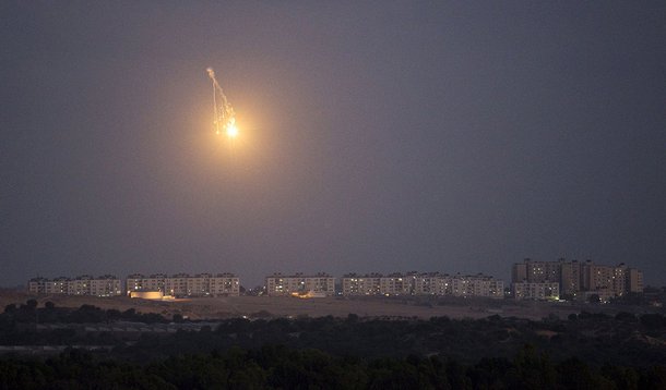 Chama brilha sobre o norte da Faixa de Gaza, na regiÃ£o da fronteira, nesta segunda-feira. 14/07/2014 REUTERS/Amir Cohen