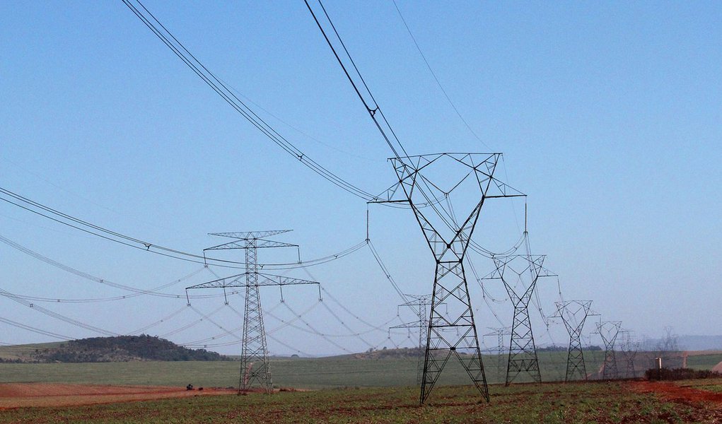 Torre de distribuição de energia elétrica de alta tensã