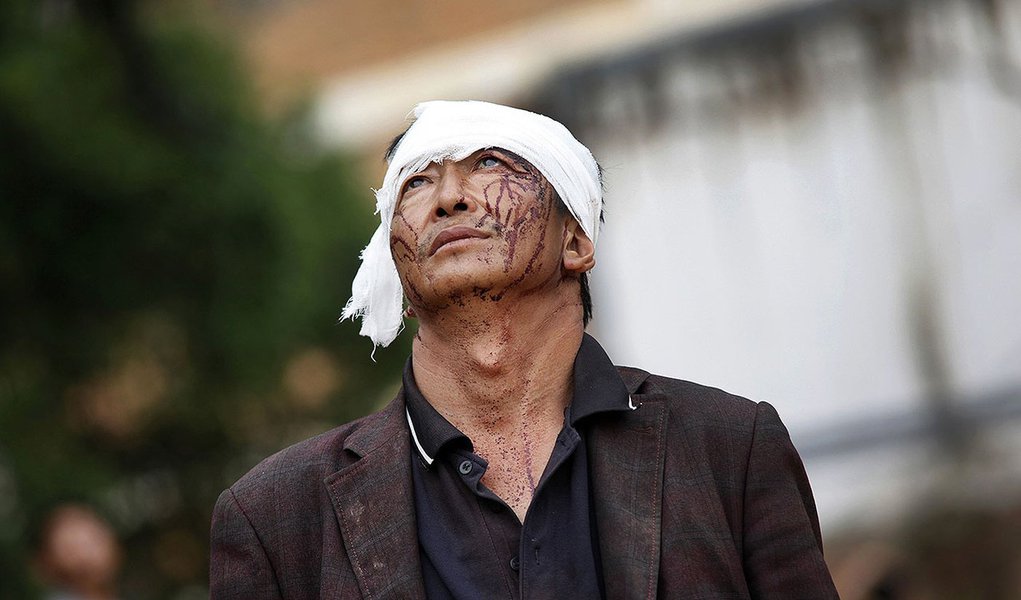 Homem ferido apÃ³s terremoto na provÃ­ncia de Yunnan no domingo, no sudoeste da China. 4/08/2014.  REUTERS/China Daily