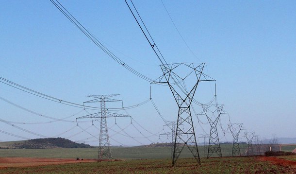 Torre de distribuição de energia elétrica de alta tensã