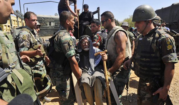 Soldados libaneses ajudam refugiados sÃ­ria a se retirarem de Arsal, cidade na fronteira com a SÃ­ria.  4/08/2014. REUTERS/Hassan Abdallah