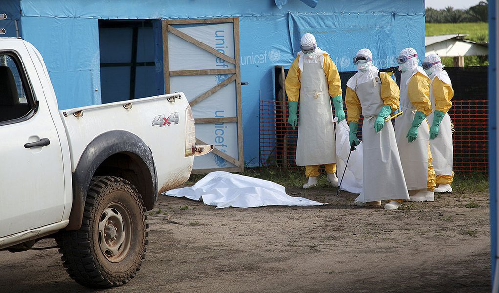 Trabalhadores mÃ©dicos, com roupa completa de proteÃ§Ã£o, do lado de fora de local de quarententa para vÃ­timas de Ebola na LibÃ©ria. 27/07/2014 REUTERS/Ahmed Jallanzo/Unicef/DivulgaÃ§Ã£o via Reuters