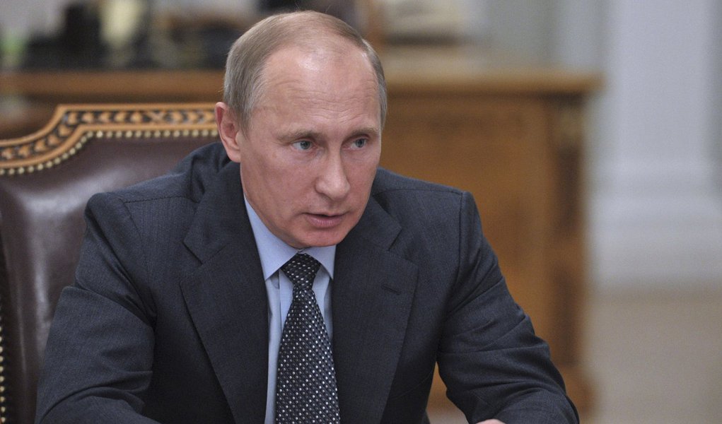 Russia's President Vladimir Putin chairs a meeting on high-speed railway issues at the Novo-Ogaryovo residence outside Moscow, July 31, 2013. REUTERS/Aleksey Nikolskyi/RIA Novosti/Kremlin (RUSSIA  - Tags: POLITICS TRANSPORT) ATTENTION EDITORS - THIS IMAGE