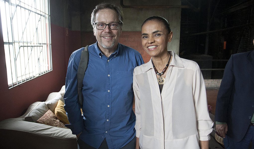 Candidata à Presidência da República pela Coligação Unidos pelo Brasil, Marina Silva cumpre agenda em São Paulo, acompanhada por seu candidato a vice, Beto Albuquerque. Na foto Marina Silva e Beto Albuquerque durante encontro com artistas onde ouviram rei