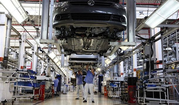 Trabalhadores brasileiros montam carros na fábrica da Volkswagen em São Bernardo do Campo, em São Paulo. A utilização da capacidade instalada (UCI) na indústria brasileira subiu para 81,9 por cento em janeiro, contra 81,3 por cento em dezembro, informou C