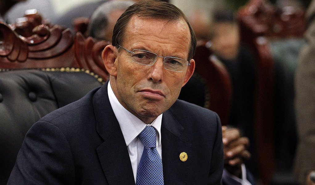 Australia's Prime Minister Tony Abbott attends a session of the Commonwealth Heads of Government Meeting (CHOGM) in Colombo, November 17, 2013.   REUTERS/Dinuka Liyanawatte (SRI LANKA  - Tags: POLITICS HEADSHOT)   - RTX15GSC