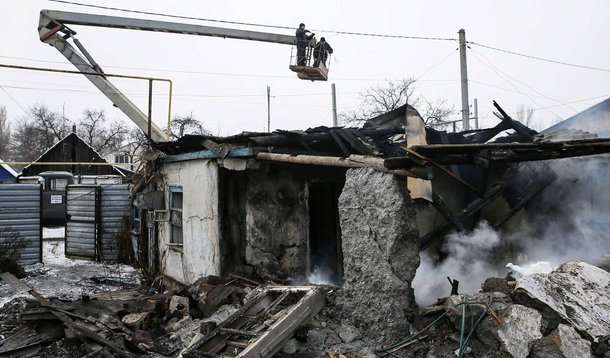 Agentes de manutenção consertam a rede elétrica depois do que locais dizem ter sido um bombardeio noturno em Donetsk, no leste da Ucrânia, nesta terça-feira. 09/12/2014 REUTERS/Maxim Shemetov