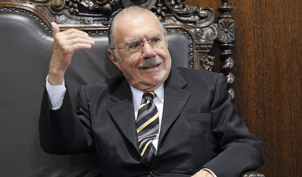 Presidente do Senado, Senador José Sarney ( PMDB-AP) recebe participantes da Sessão especial destinada a comemorar o sexagésimo aniversário de fundação do jornal O Dia.
