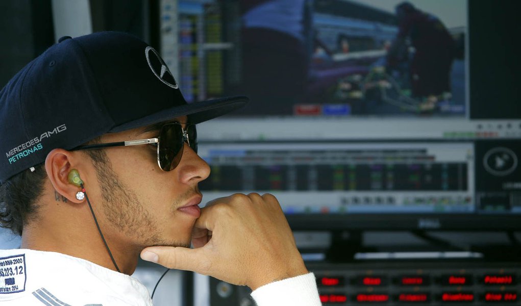 Piloto da Mercedes Lewis Hamilton no pit do circuito de Sochi, durante treino livre para o GP da RÃºssia. 10/10/2014 REUTERS/Laszlo Balogh
