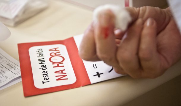 São Paulo – Pelo menos 10% dos paulistas portadores do vírus HIV não sabem que têm a doença, estima a Secretaria da Saúde do estado. Com o objetivo de diminuir os casos não notificados, possibilitar um diagnóstico precoce e promover um tratamento adequado