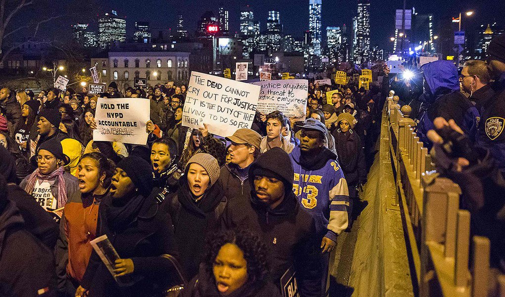 Manifestantes atravessam a ponte do Brooklyn, em Nova York. 04/12/2014  REUTERS/Elizabeth Shafiroff