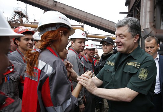 Presidente da Ucrânia, Petro Poroshenko, cumprimenta trabalhadores em visita a Mariupol. 08/09/2014 REUTERS/Vasily Fedosenko