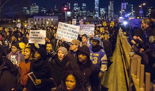 Manifestantes atravessam a ponte do Brooklyn, em Nova York. 04/12/2014  REUTERS/Elizabeth Shafiroff