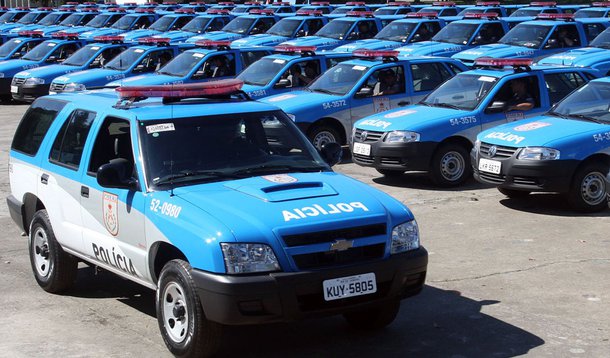 17072008 - Entrega de viatura para a PM - O governador do Rio de Janeiro, Sérgio Cabral, entregou 97 viaturas ao lado do secretário de Segurança, José Mariano Beltrame. Foto: Luiza Reis