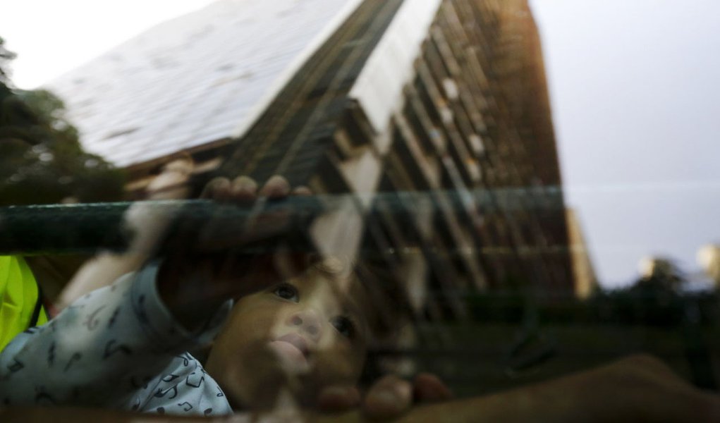 Morador despejado da chamada "Torre de David" aguarda em um ônibus que o vai transportar para sua nova casa, em Caracas. 22/07/2014. REUTERS/Jorge Silva