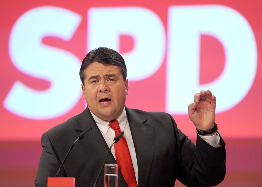 Der SPD Vorsitzende Sigmar Gabriel spricht am Montag (05.12.2011) auf dem Bundesparteitag der SPD in Berlin. Unter dem Slogan "Unser Kapital: Demokratie und Gerechtigkeit" beraten die Delegierten der Sozialdemokraten �ber die Ausrichtung der Partei vor de