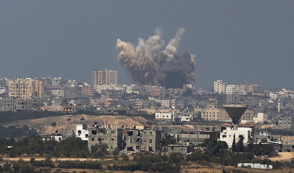 FumaÃ§a fotografada na Faixa de Gaza apÃ³s ataque aÃ©reo de Israel. 8/08/2014. REUTERS/Amir Cohen