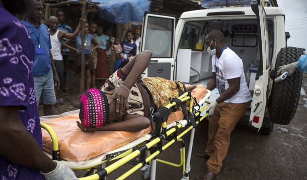 Mulher grÃ¡vida com suspeita de estar com Ebola Ã© levada para ambulÃ¢ncia em Freetown. REUTERS/Bindra/UNICEF/DivulgaÃ§Ã£o via Reuters