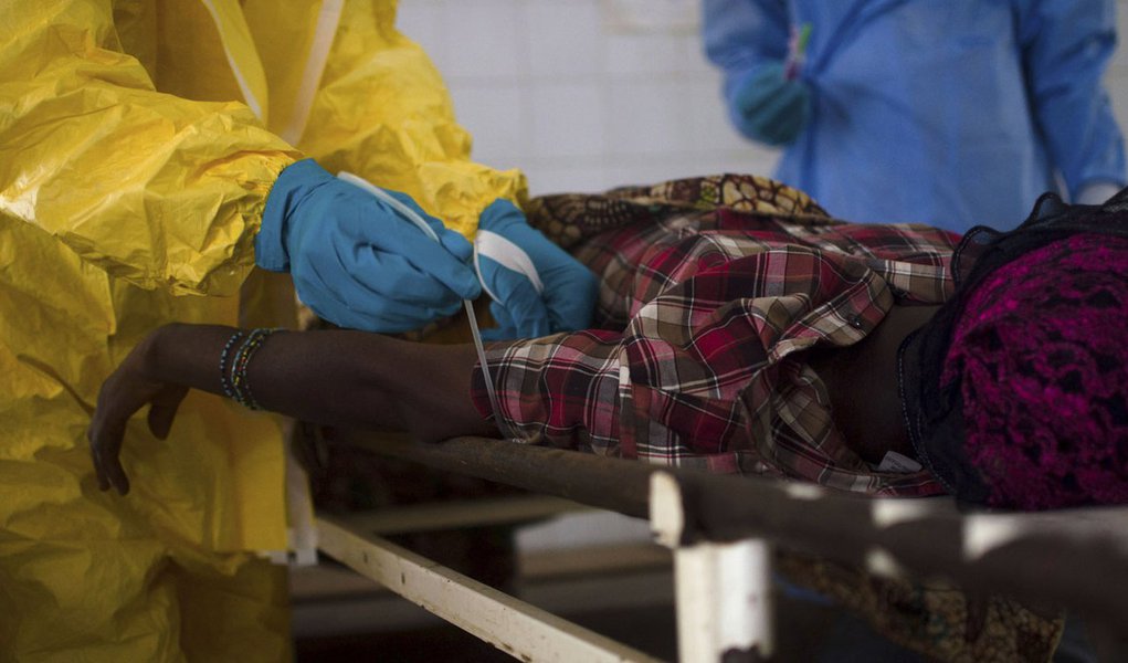 Paciente supostamente com Ebola em hospital de Kenema, na GuinÃ©. 10/07/2014 REUTERS/Tommy Trenchard