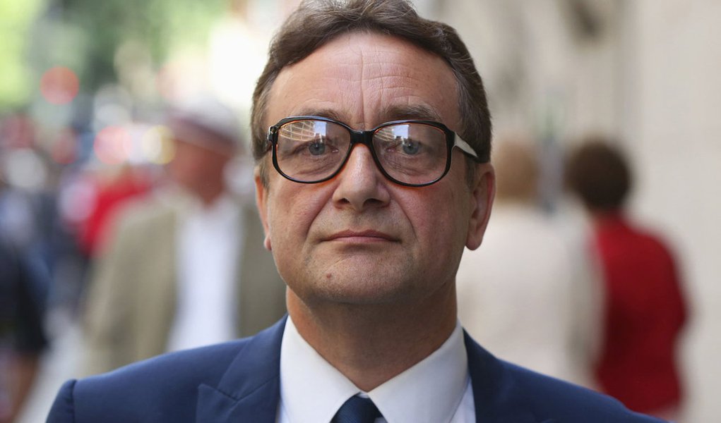 Andy Coulson, ex-assessor de comunicaÃ§Ã£o do primeiro-ministro britÃ¢nico, David Cameron, deixa tribunal apÃ³s ser condenado a 18 meses de prisÃ£o por  incentivar escutas telefÃ´nicas ilegais. 04/07/2014 REUTERS/Neil Hall