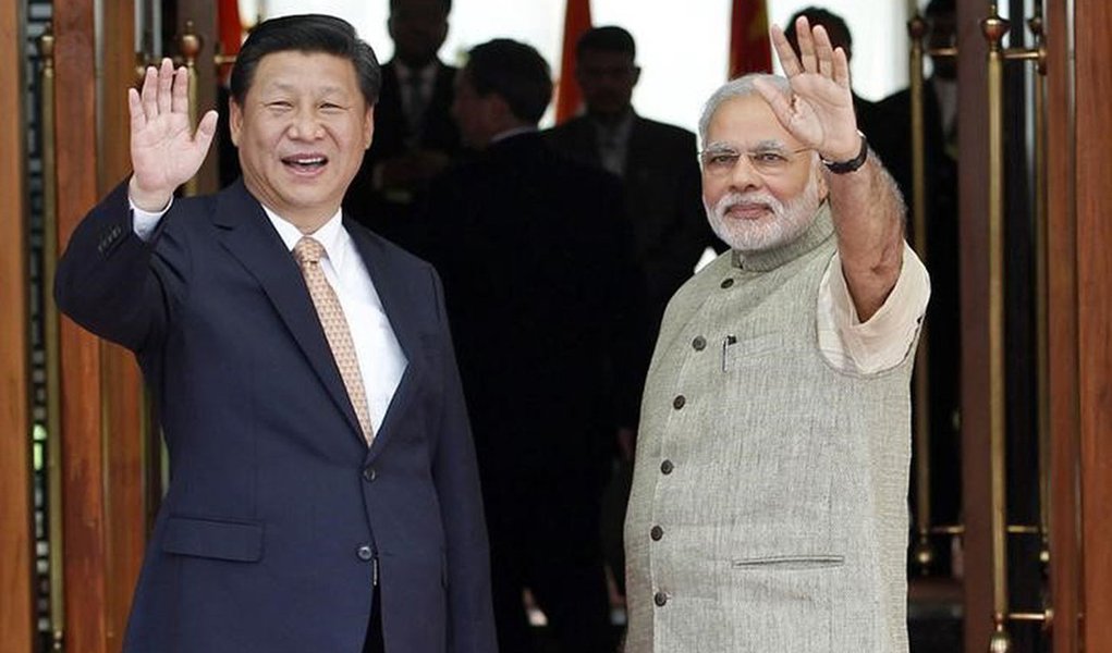 Presidente da China, Xi Jinping, e premiÃª da Ãndia, Narendra Modi, antes de encontro em Ahmedabad. 17/09/2014 REUTERS/Amit Dave