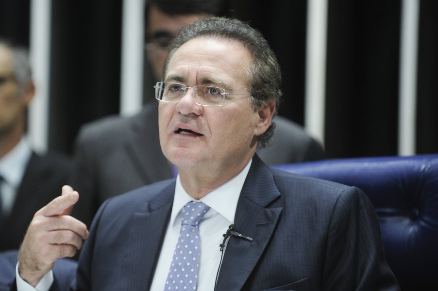 Presidente do Senado Federal, Renan Calheiros (PMDB-AL), durante promulgação da Emenda Constitucional 82, que disciplina a segurança viária no âmbito dos Estados, do DF e dos Municípios