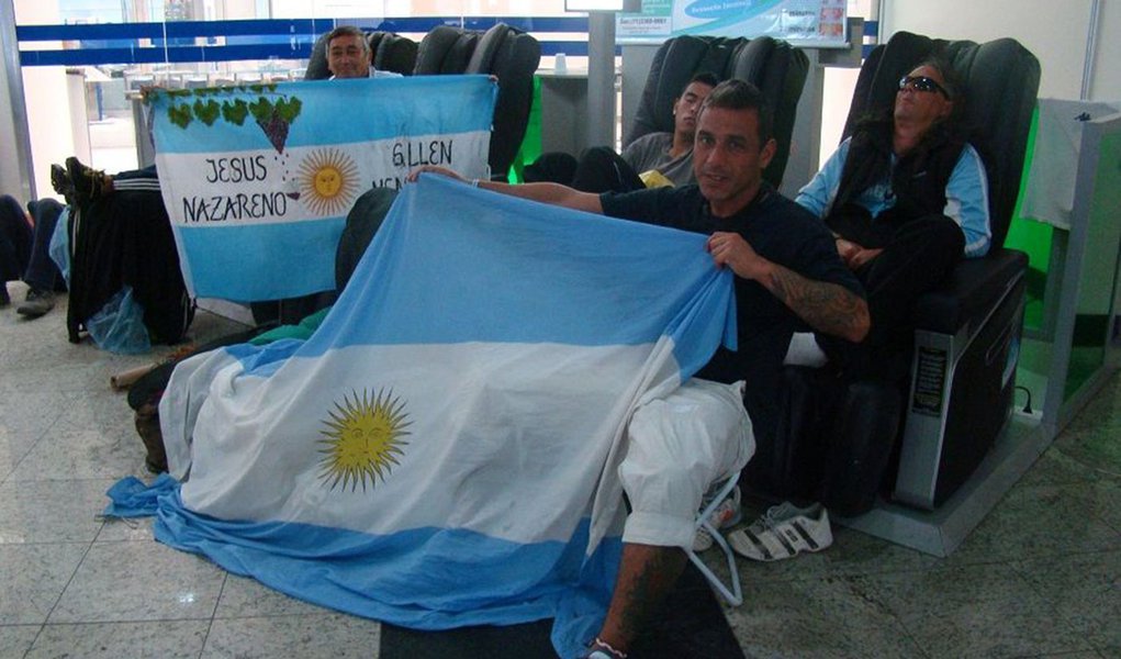 Juan Pablo e demais argentinos nas cadeiras de massagem da rodoviária do Rio