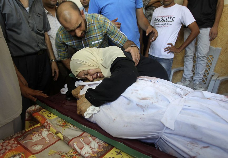 A sogra do intéprete palestino Ali Shehda Abu Afash, que médicos dizem ter sido morto quando munições não-detonadas explodiram, lamenta a sua morte durante funeral, na Cidade de Gaza, nesta quarta-feira. 13/08/2014 REUTERS/Ahmed Zakot