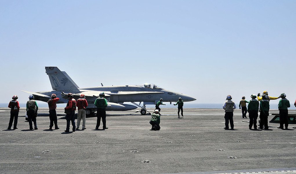 Inspeções finais no jato F/A-18C Hornet a bordo do porta-aviões USS George H.W. Bush (CVN 77) no Golfo, na quinta-feira. 07/08/2014 REUTERS/Divulgação/Marinha dos EUA