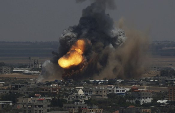 Israel bombardeou dezenas de alvos na Faixa de Gaza nesta terça-feira, após uma onda de ataques palestinos com foguetes contra cidades do país, intensificando assim uma ofensiva contra o Hamas. 08/07/2014 REUTERS/Ibraheem Abu Mustafa