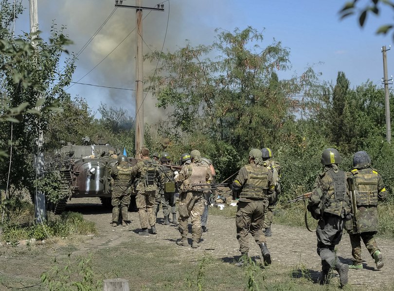 Militares ucranianos durante confronto com separatistas pró-Rússia em cidade do leste da Ucrânia. 26/08/2014 REUTERS/Maks Levin 