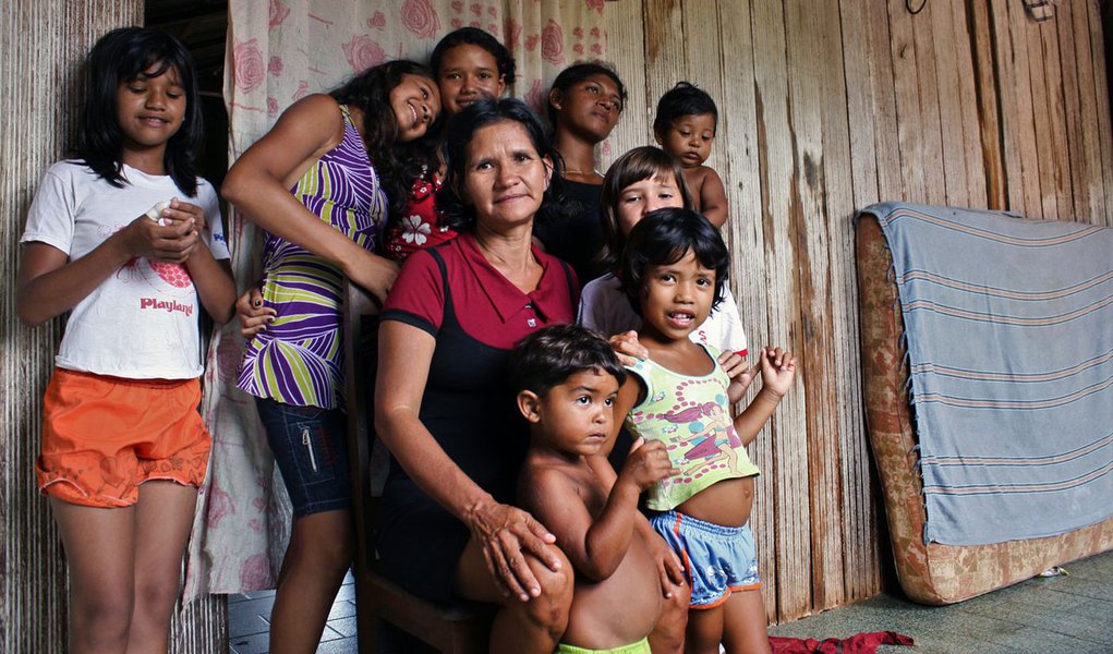 Santarém - PA, 09 de julho de 2009.
A beneficiária Marta Lúcia Gonzaga com a família toda reunida. E/C: Lúcia Gonzada da Silva, Thailine Oliveira, Dalgisa Silva Trindade, Matrícia Silva Trindade com o filho Wagner Silva Trindade, Marta Lúcia Gonzaga e o 