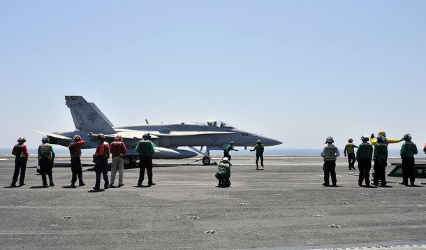 Inspeções finais no jato F/A-18C Hornet a bordo do porta-aviões USS George H.W. Bush (CVN 77) no Golfo, na quinta-feira. 07/08/2014 REUTERS/Divulgação/Marinha dos EUA