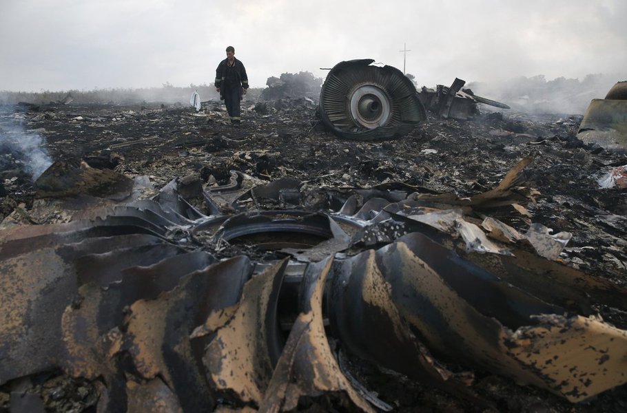Destroços do avião da Malaysia Airlines que caiu na região de Donetsk, no leste da Ucrânia. 17/06/2014. REUTERS/Maxim Zmeyev 