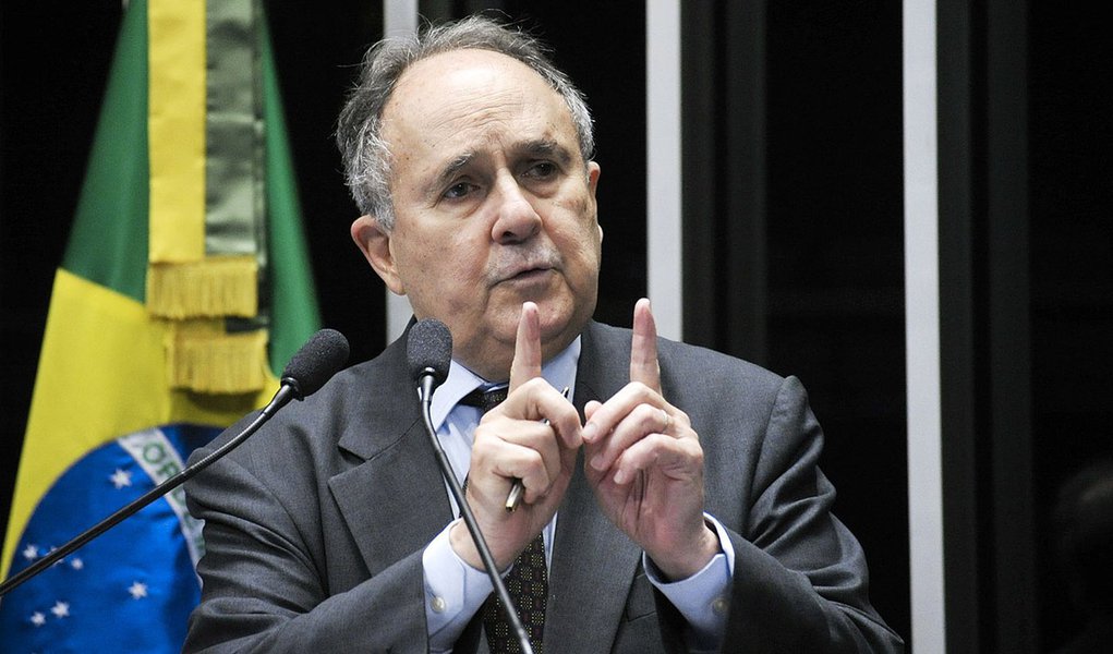 Senador Cristovam Buarque (PDT-DF) compara a atitude de políticos e do governo em relação a problemas nas áreas de educação, energia, transporte e saneamento básico a de um avestruz, que, segundo o imaginário popular, esconde a cabeça em um buraco quando 