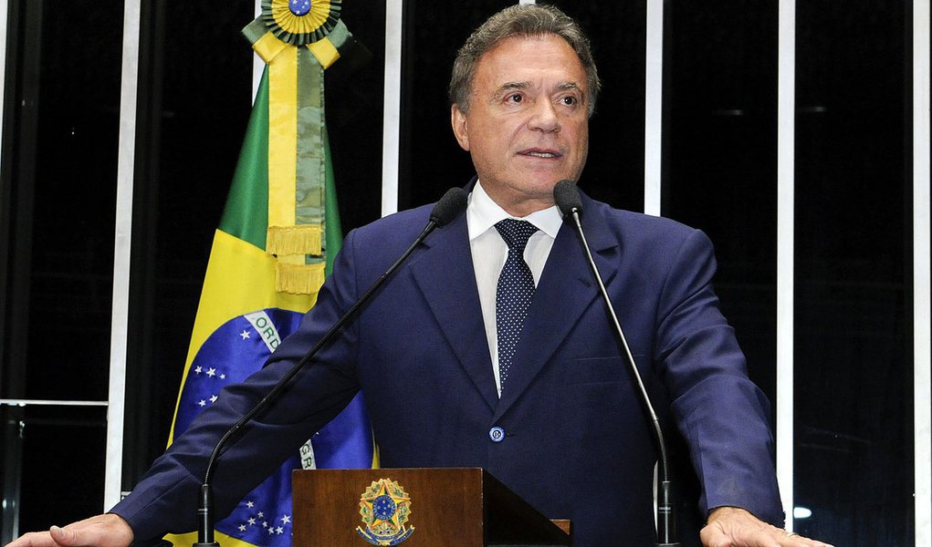 O lÃ­der do PSDB, senador Alvaro Dias (PR), afirma que nÃ£o existe outra alternativa Ã  PresidÃªncia do Senado que nÃ£o a de instalar imediatamente a ComissÃ£o Parlamentar de InquÃ©rito (CPI) da Petrobras