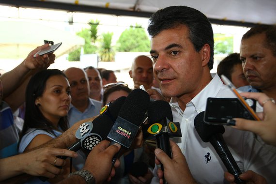 Governador Beto Richa entrega ao Hospital Metropolitano de Sarandi dez leitos de UTI neonatal, uma UTI móvel para atendimento de urgência e emergência e um conjunto de equipamentos hospitalares. Sarandi, 23/10/2013. Foto: Jonas Oliveira/ANPr