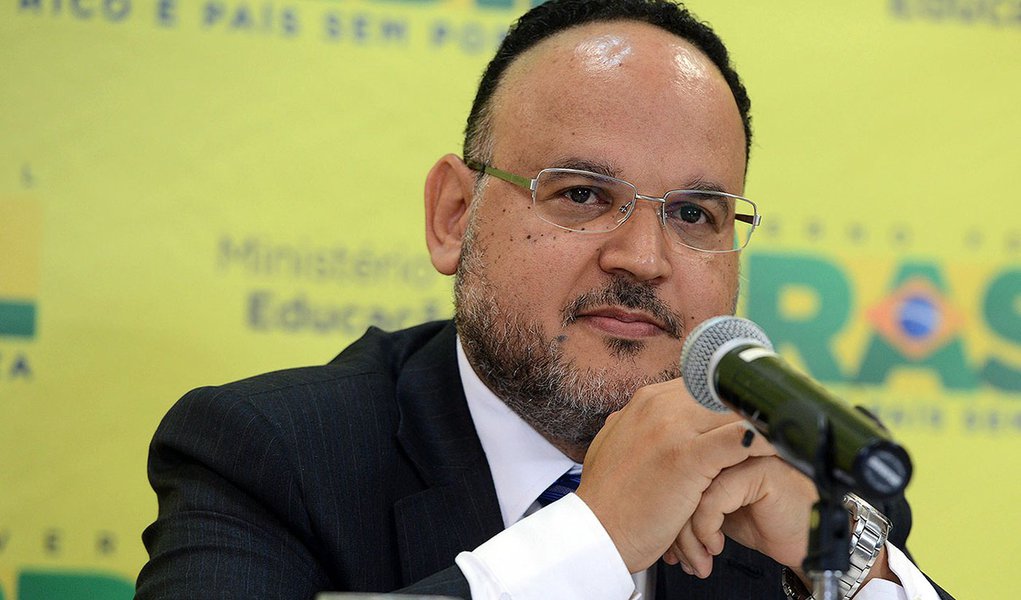 Brasília- DF- Brasil- 07/11/2014- O ministro da Educação, José Henrique Paim, fala do Enem - Exame Nacional do Ensino Médio (Valter Campanato/Agência Brasil)