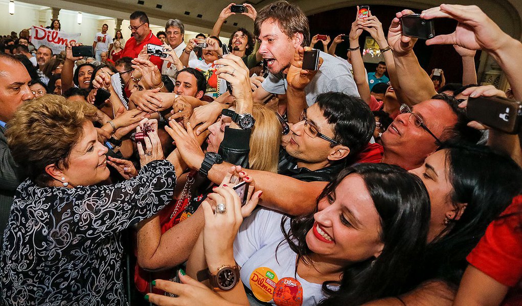 15/10/2014- São Paulo- SP, Brasil- A candidata à Presidência da República Dilma Rousseff durante o ato de apoio dos professores em SP. Foto: Ichiro Guerra/ Dilma 13