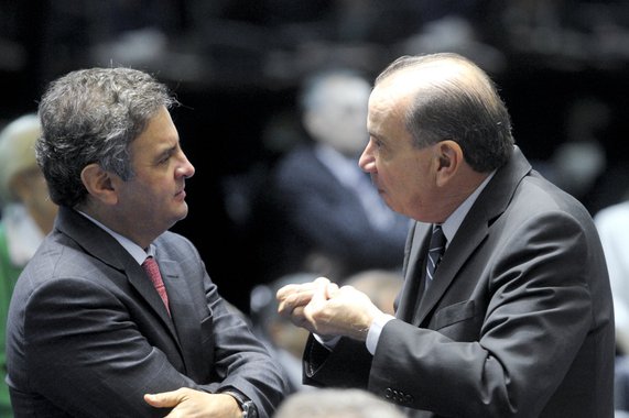 Parcial da bancada do plenário durante sessão deliberativa extraordinária.

E/D:
senador Aécio Neves (PSDB-MG);
senador Aloysio Nunes Ferreira (PSDB-SP).

