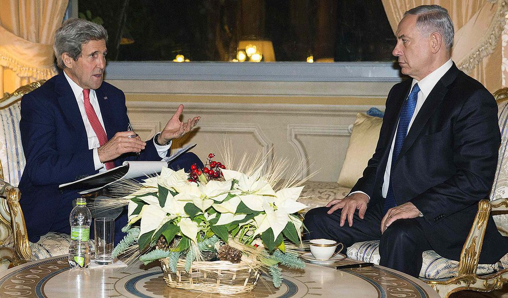 O secretÃ¡rio de Estado dos EUA, John Kerry, se reÃºne com premiÃª israelense, Benjamin Netanyahu, em Roma, na ItÃ¡lia, nesta segunda-feira. 15/12/2014 REUTERS/Evan Vucci/Pool